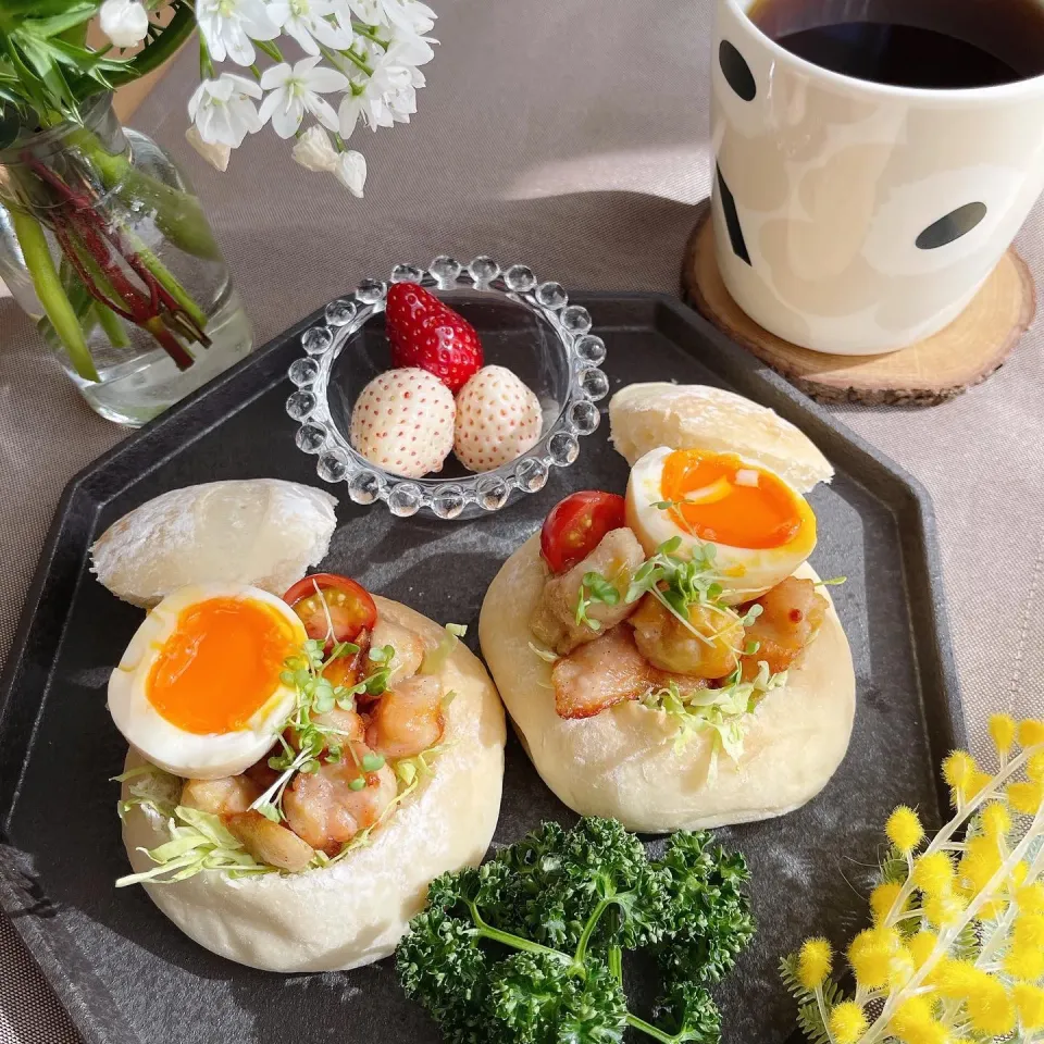 Snapdishの料理写真:2/7❤︎塩ぼんじり&半熟ごま油味たま米粉パンカップサンド🌱
〈サンド具材〉
・米粉ロールパン
・塩ぼんじり
・半熟ごま油味たま
・キャベツ.プチトマト
・いちご🍓|Makinsさん