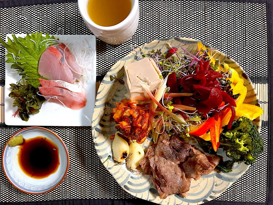 ヘルシーディナー🍽鰤の刺身、マグロの頬肉グリル、豆腐二種、野菜サラダ|けいちゃんさん