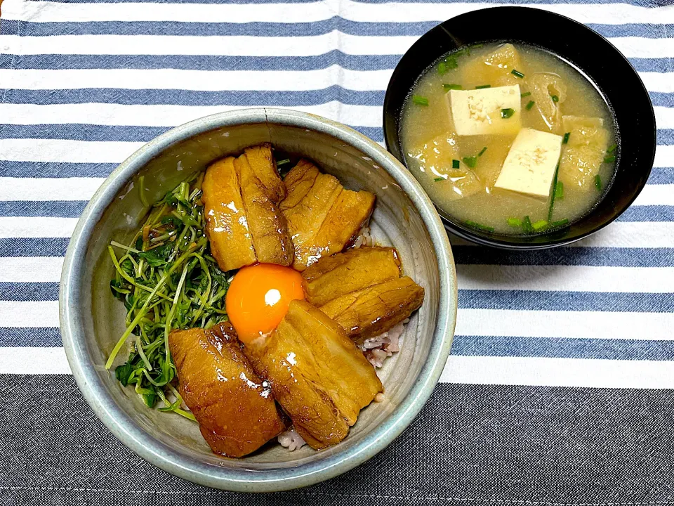 角煮丼、豆腐と薄揚げのお味噌汁|jackybeanさん