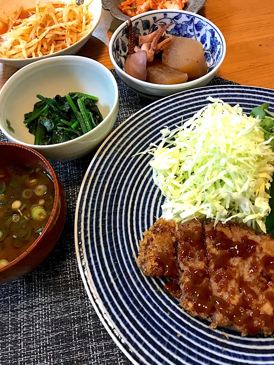 Snapdishの料理写真:牛ヒレカツ、ほうれん草胡麻和え赤だし豆腐|sobacoさん