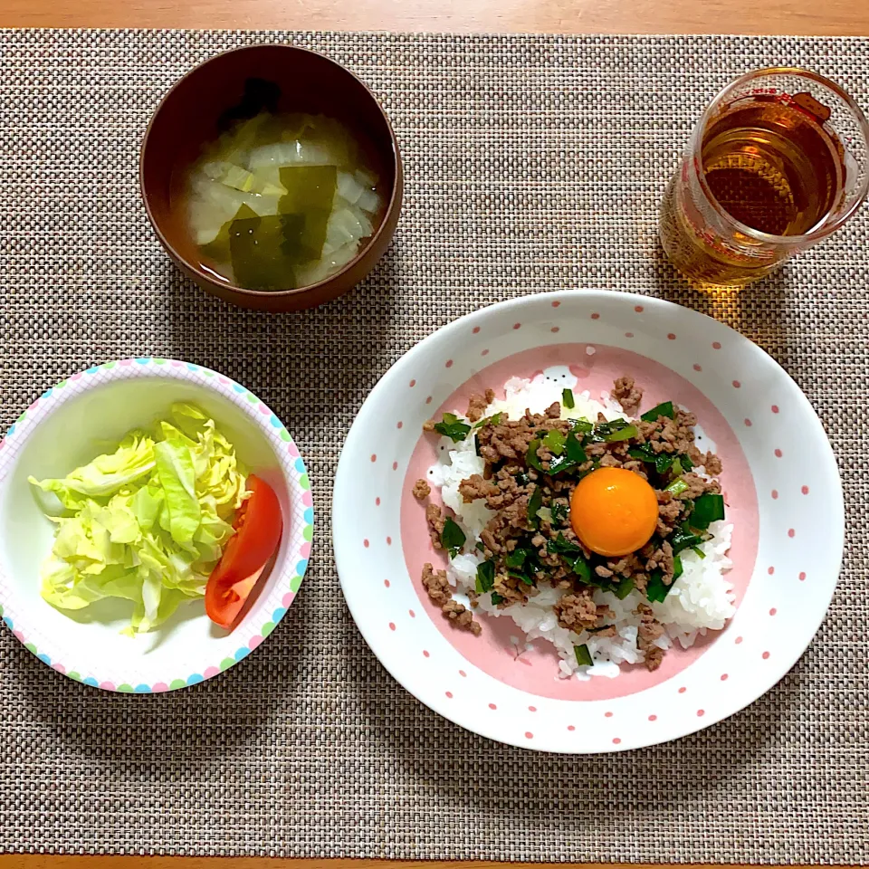 ニラのスタミナ丼、味噌汁、キャベツ、トマト|ひまさん