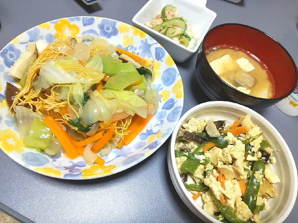 皿うどん
炒り豆腐
きゅうりとツナのマヨサラダ
豆腐とサバ缶の味噌汁|尚さん