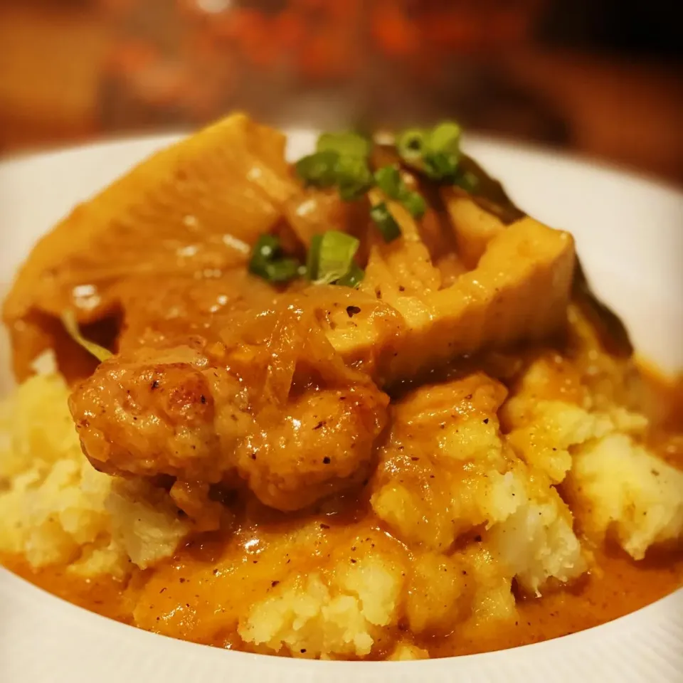 Pan Fried Chicken in Garlic with a Yellow Curry Coconut Sauce with Bamboo &  Onions on top of Mash Potatoes 
#curry #thaicurry #mashpotato #chefemanuel #homecoo|Emanuel Hayashiさん