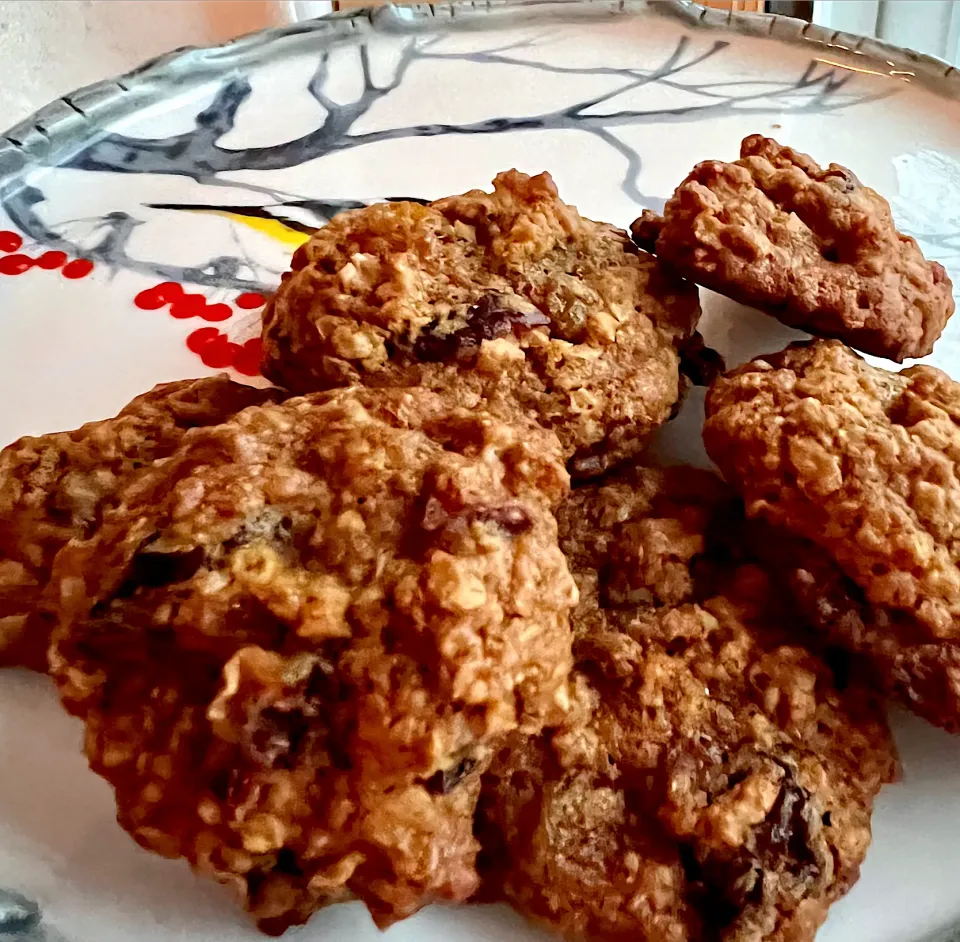 Oatmeal molasses cookies with dried fruit and pecans.|Dean M Rogersさん