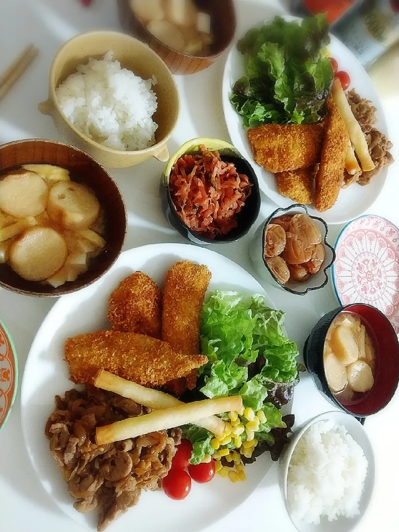 Snapdishの料理写真:夕食(*^^*)
ワンプレートおかず😁
(アジフライ、しょうが焼き、エビチーズ春巻き、サラダ🥗)
漬け物
梅干しはちみつ漬け
お味噌汁(お麩、豆腐、油揚げ)|プリン☆さん