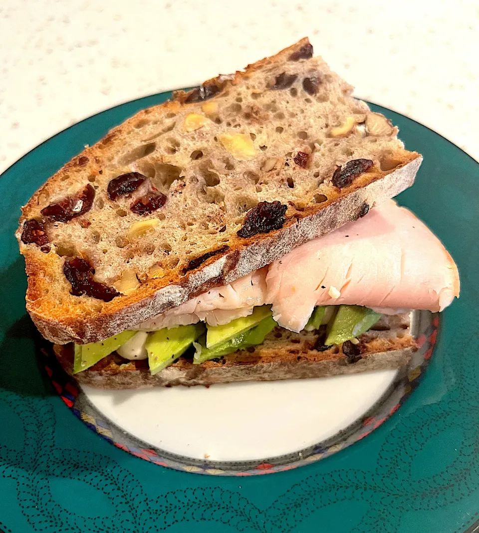 Turkey and avocado sandwich on cranberry walnut bread that i freshly baked|🌺IAnneさん