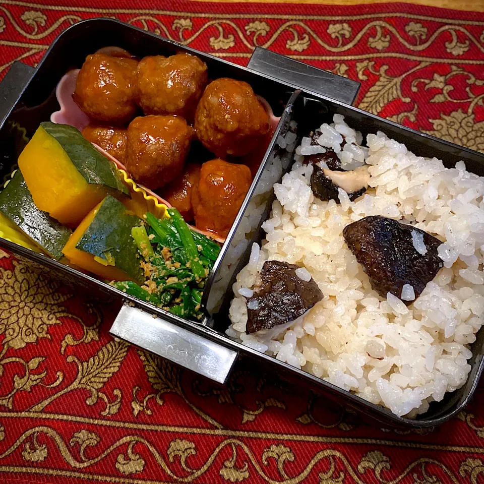 ミートボールと、南瓜の煮物と、ほうれん草の胡麻和えと、椎茸ご飯弁当|もえさん