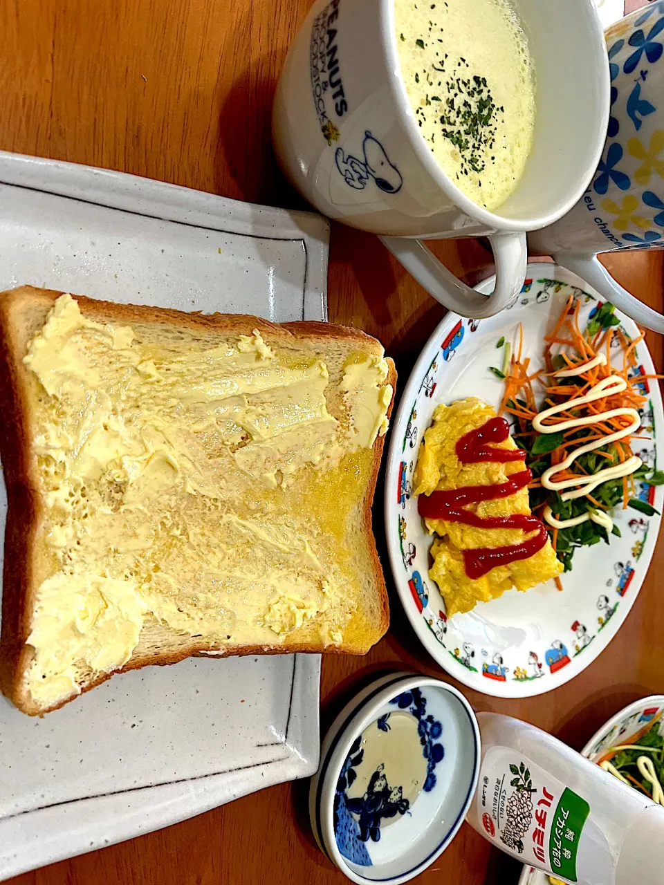 朝パンで！ #朝食 食パン(焼いた)バターハチミツ、ふわふわオムレツ、人参豆苗サラダ|ms903さん