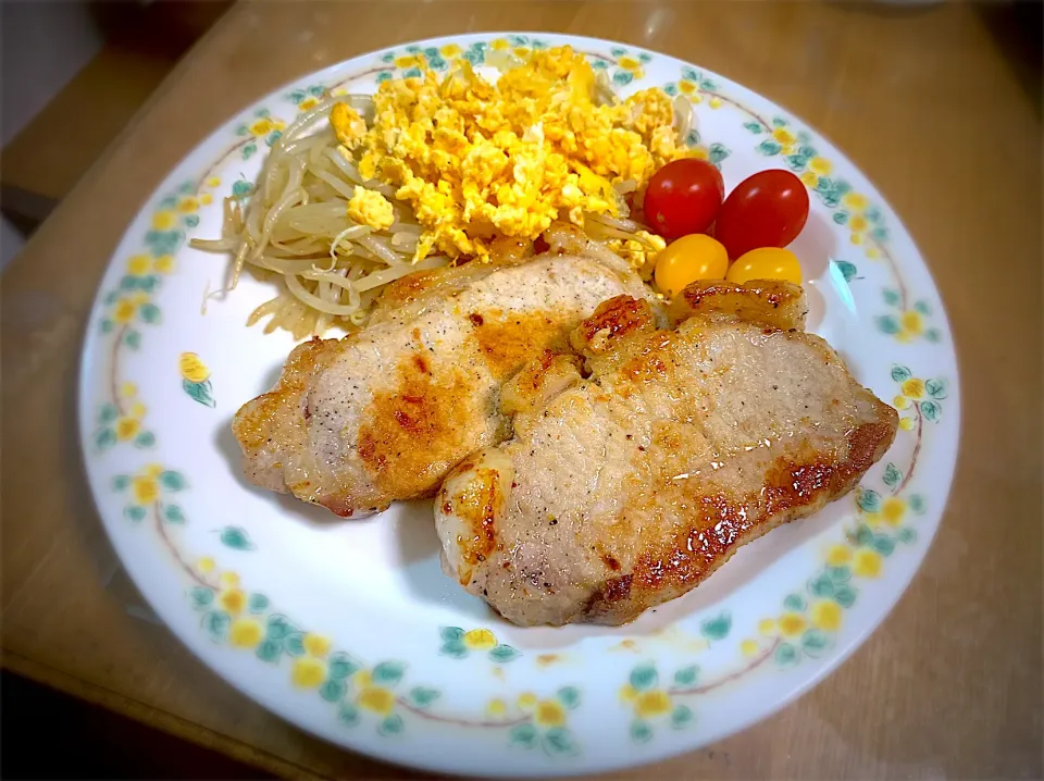 ホエー豚ロースステーキ&もやし卵炒め　(ワンプレート約240円とリーズナブル)|やまひろさん