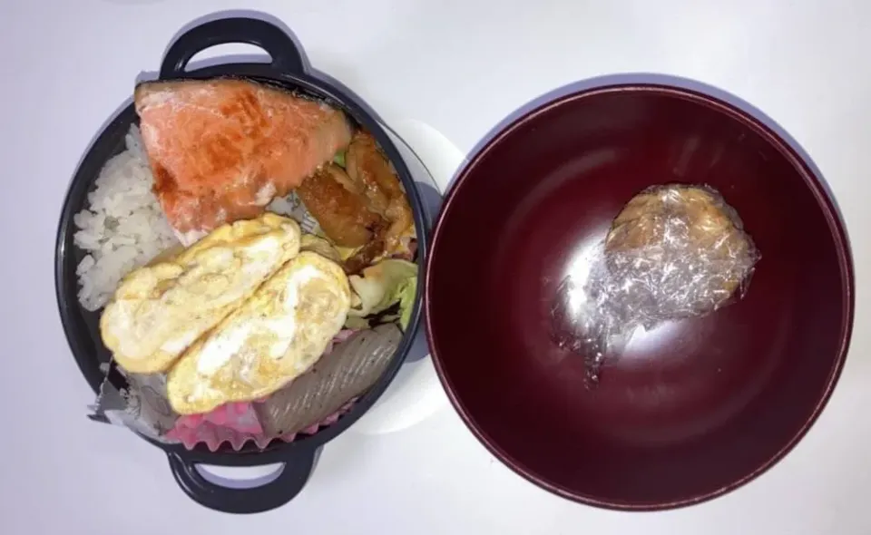 パパ弁。🌟卵焼き🌟鮭🌟塩昆布キャベツ🌟ねじり蒟蒻の炊いたん🌟焼き鳥🌟みそ玉|Saharaさん