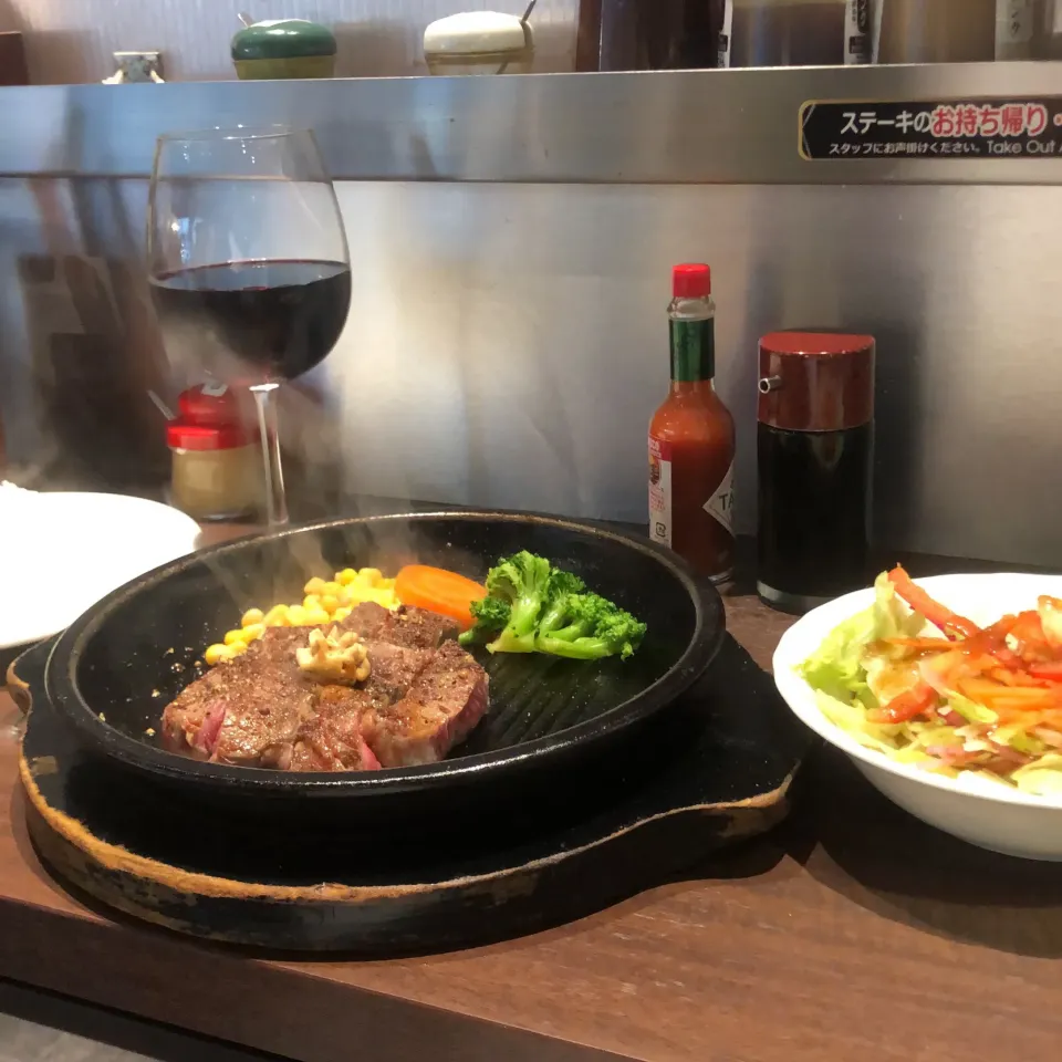 Snapdishの料理写真:ワイルドステーキ150g ライス、サラダ、スープはSGカードでサービス。　＃いきなりステーキイトウヨーカドー小杉店|Hajime Sakaiさん