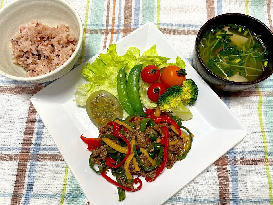 青椒牛肉絲、にら饅頭、エリンギと豆苗の中華スープ|jackybeanさん