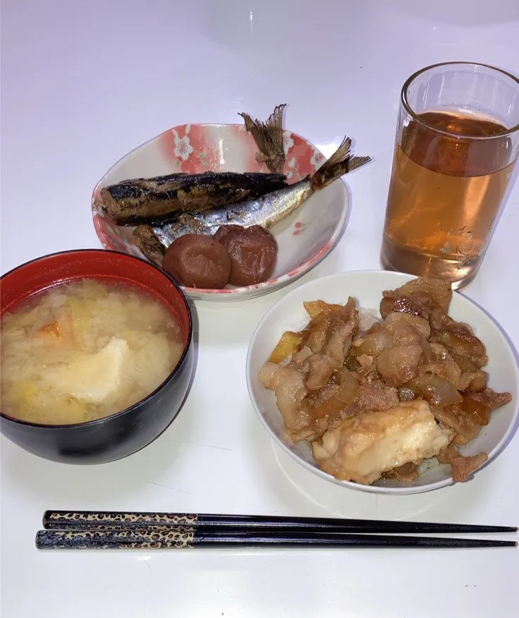 作り置き活用晩御飯。🌟豚丼🌟いわしの梅煮🌟みそ汁（白菜、厚揚げ）|Saharaさん