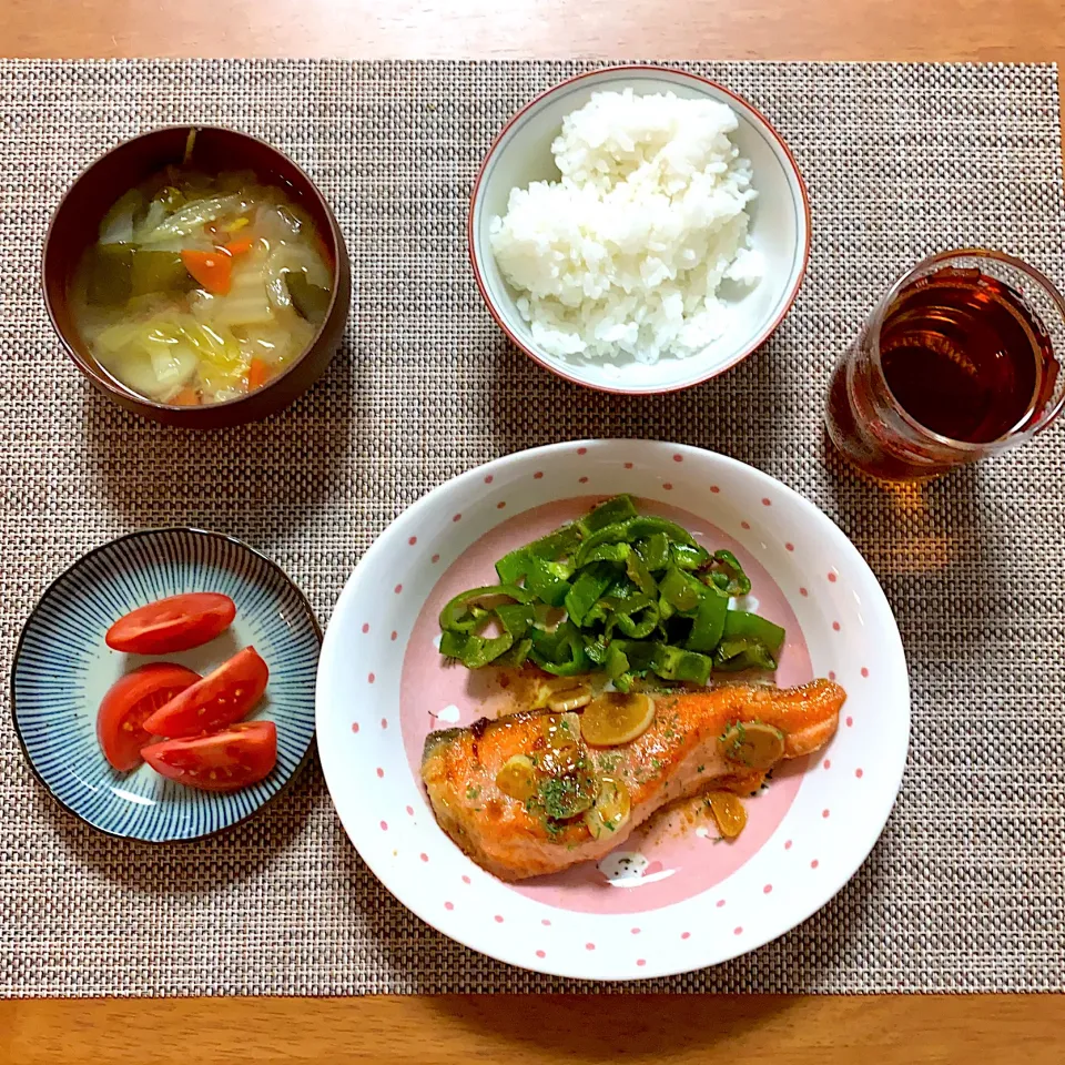 鮭のレモンバターソース、ピーマン、トマト、味噌汁、ごはん|ひまさん