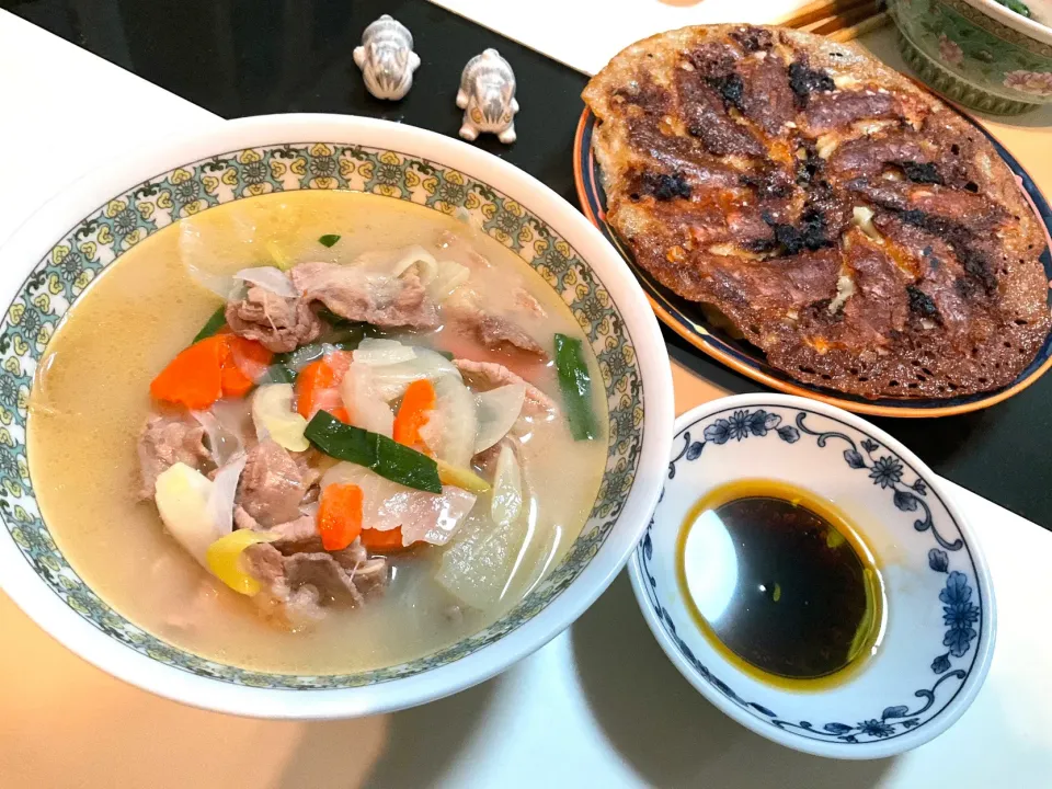 コムタンスープに冷麺の麺を入れたコムタン麺。
牛テールないので牛カルビで代用。
スーパーの餃子をカリカリに焼いて晩御飯。|Takeshi  Nagakiさん