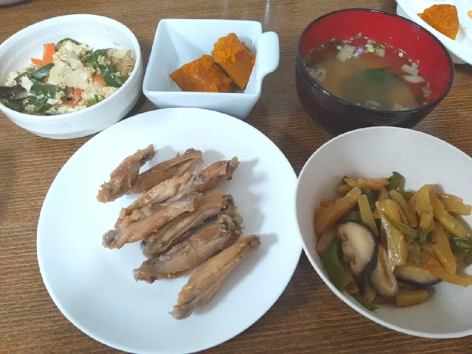 手羽中の甘辛焼き
炒り豆腐
かぼちゃの煮物
じゃがいもとピーマンのバターしょうゆ炒め
味噌汁|尚さん