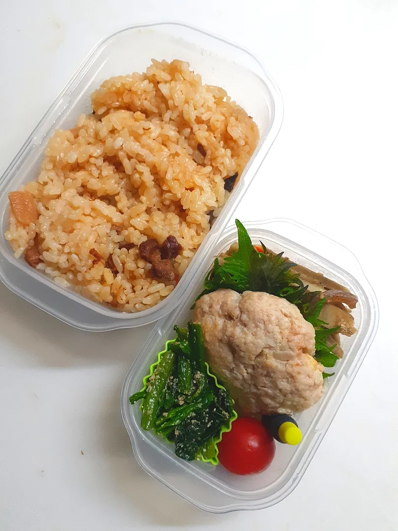 ☆中学生弁当☆炊き込みご飯、金平牛蒡、大葉、ハンバーグ、ほうれん草胡麻和え、ミニトマト。(息子あるあるその１)弁当箱出さないのが悪い‼️‼️|ｼｮｺﾗさん