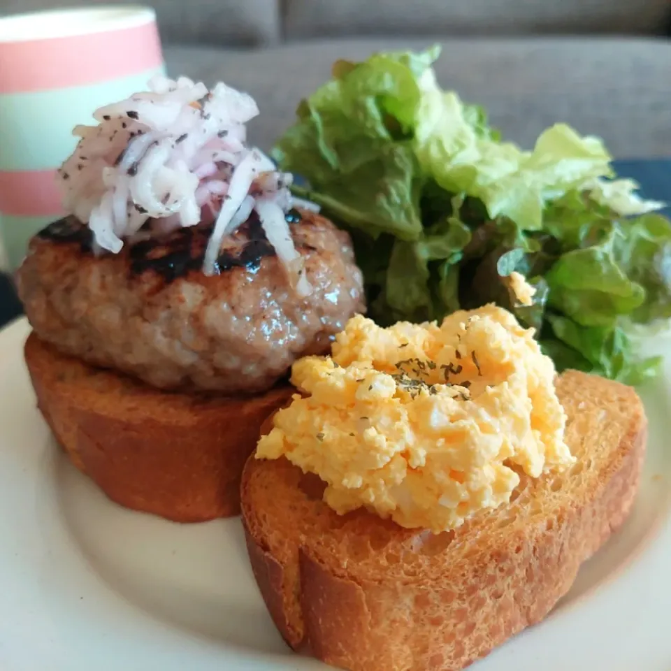 Snapdishの料理写真:朝パン ハンバーグのっけました🍔|しあるさん