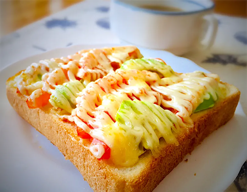 朝食
アボカドトマトトースト
スープ餃子|🌻ako ·͜·♡peco🌻さん