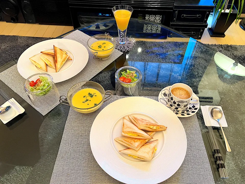 休日の朝ごはん🥪☕️🥗|yokoさん