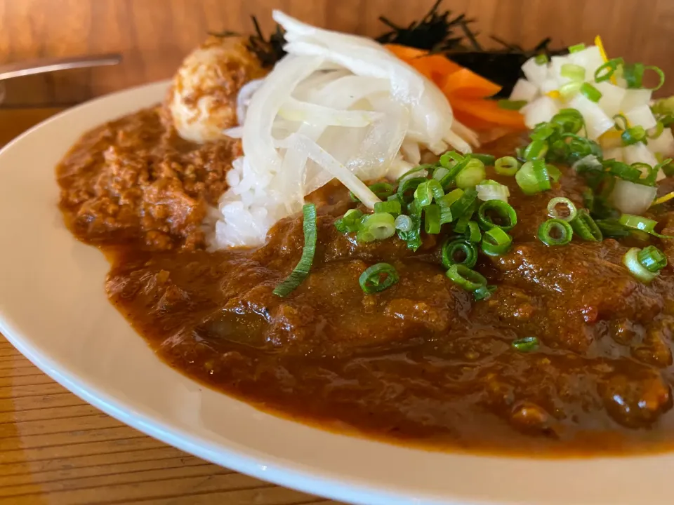 中辛肉ゴボウと極辛キーマクラシックのりだくのあいがけ🍛🔥味玉トッピング🥚ピクルスマシマシ🥒|buhizouさん