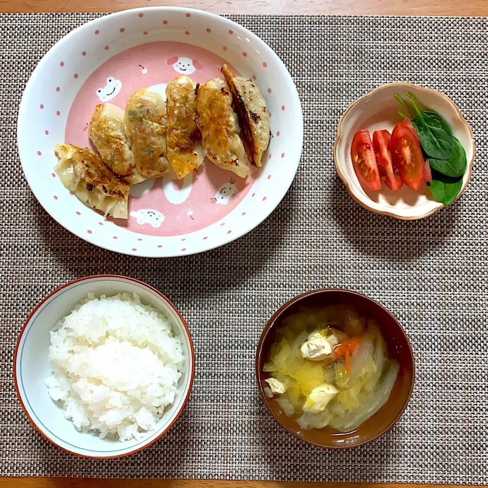 餃子、トマト、ベビーほうれん草、味噌汁、ごはん|ひまさん