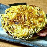 ラーメンバーガー🍔中身は、焼豚、メンマ、ゆで卵、焼きネギ、ナルト、海苔、スープは片栗粉でトロミをつけてソースにしました。|sudachiさん