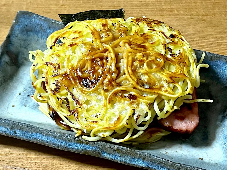 ラーメンバーガー🍔中身は、焼豚、メンマ、ゆで卵、焼きネギ、ナルト、海苔、スープは片栗粉でトロミをつけてソースにしました。|sudachiさん