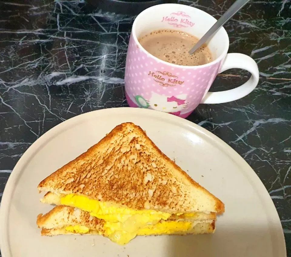 Good morning 🙋‍♀️🙆‍♀️💁‍♀️💋💕
Mozarella Scrambled egg toast + hot milo|🌷lynnlicious🌷さん