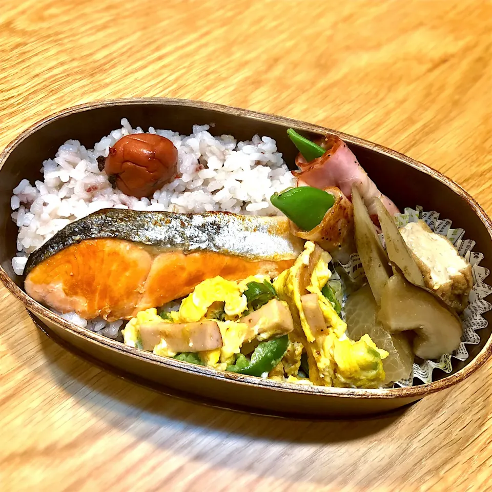 サラ弁　　　　　　　　　　　　　　　　　　　焼き鮭　スナップえんどうのベーコン巻き　煮〆　ソーセージとピーマンの卵とじ|じゅんさんさん