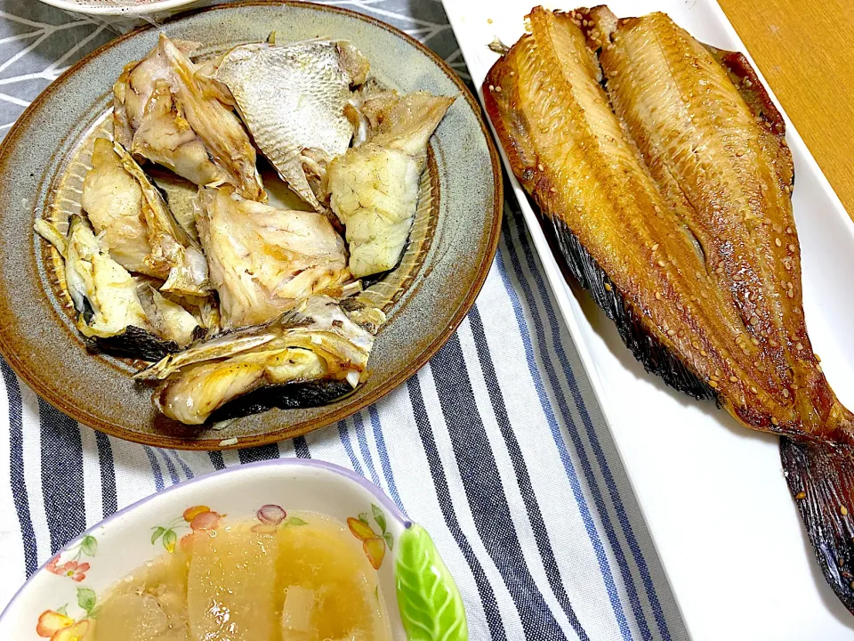 天然すずきの塩焼き、ほっけ🐟、祖父の大根で豚バラ鍋|1614さん