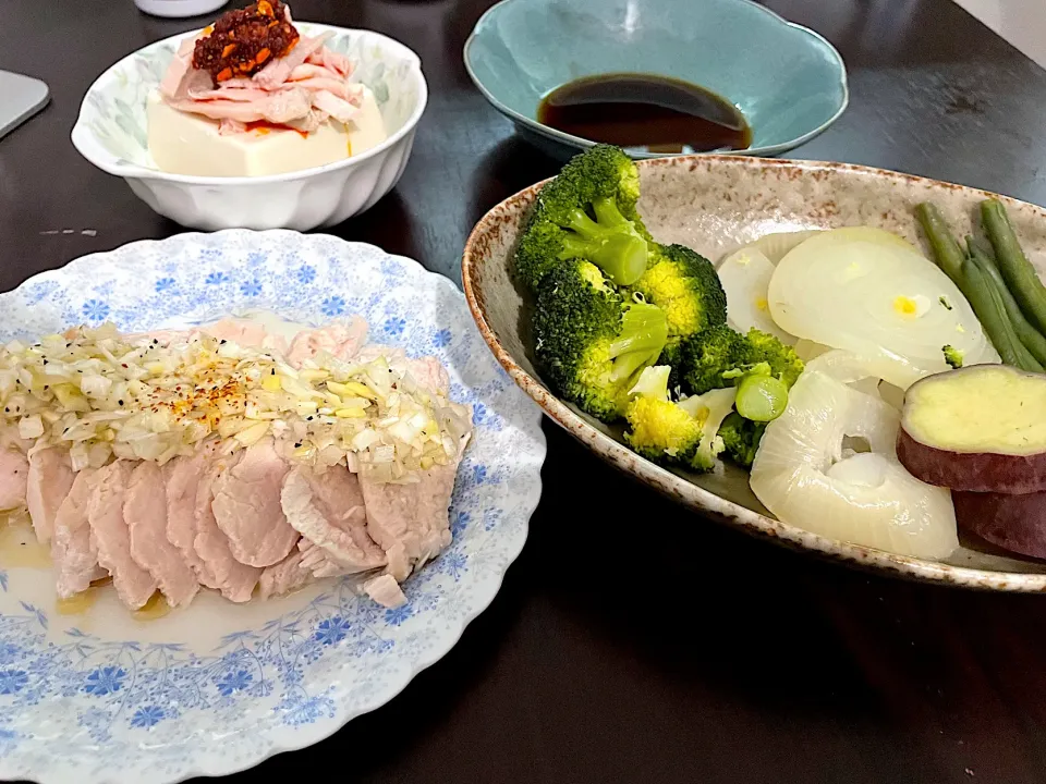 Snapdishの料理写真:鶏胸肉のネギ塩ダレ、蒸し野菜、冷奴|ことこさん