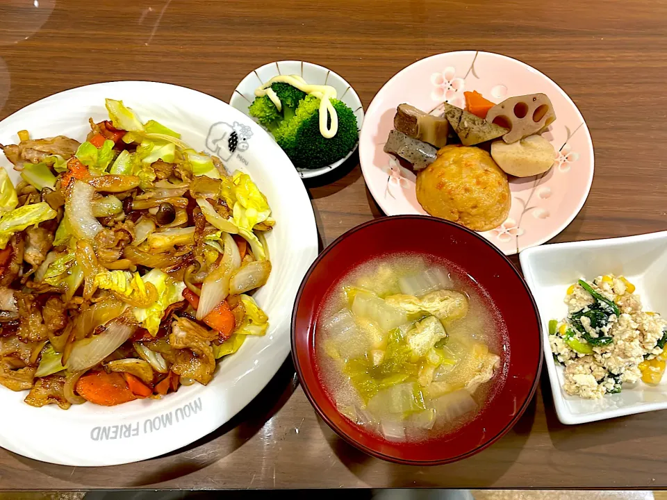 Snapdishの料理写真:旦那さん作焼きうどん　白菜と揚げの味噌汁　ほうれん草とツナコーンの白和え　煮物　ブロッコリー|おさむん17さん