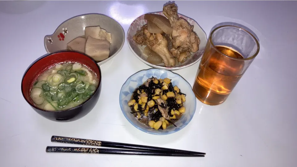 作り置き活用晩御飯。🌟鶏大根🌟高野豆腐の炊いたん🌟ひじきサラダ（ひじき、コーン、ツナ）🌟みそ汁（豆腐、揚げ、ネギ）|Saharaさん