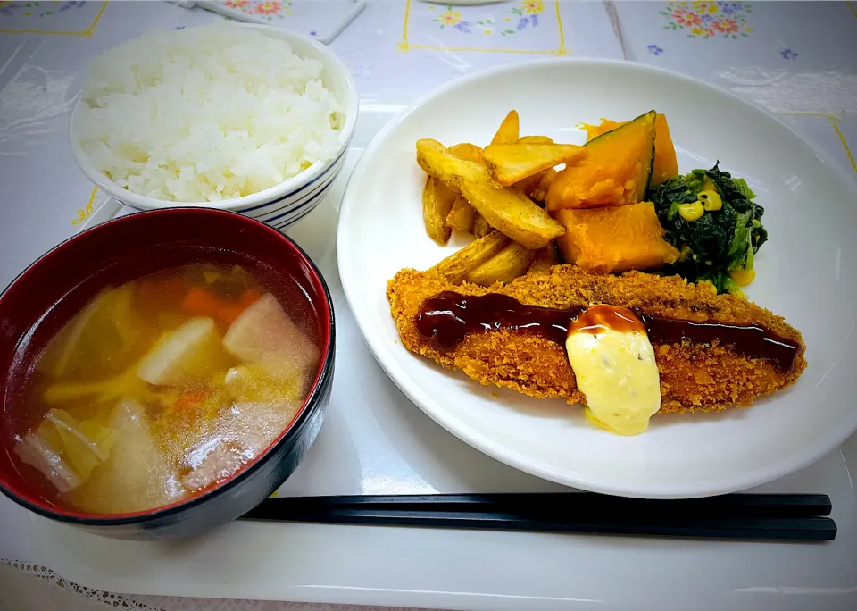 鮭フライ・ポテトフライ・南瓜甘煮・ほうれん草とコーンのバター醤油炒め|ター坊さん