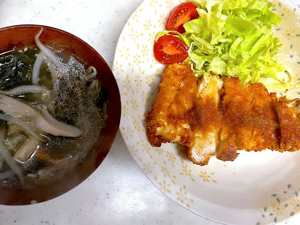 チキンカツともやしとワカメのスープ|ころりんさん