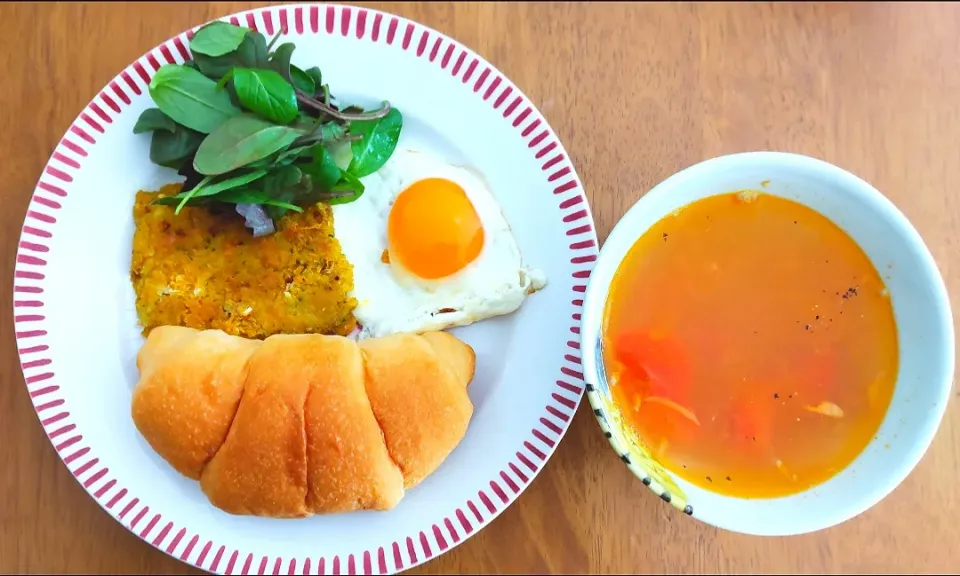 2022 0207　パン　さんまのカレーソテー　目玉焼き　サラダ　トマトと玉ねぎの生姜コンソメスープ|いもこ。さん