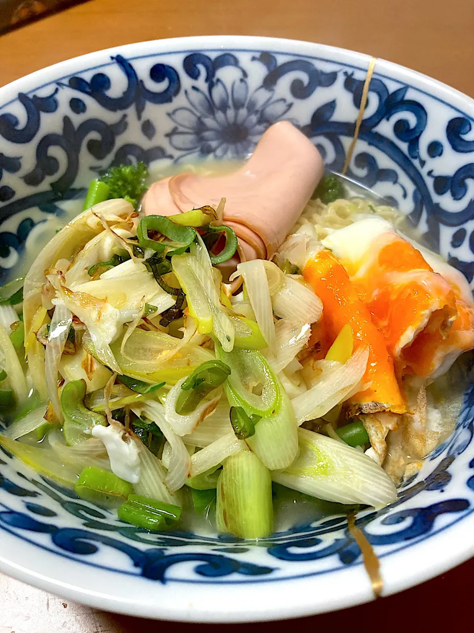 葱だらけのとんこつラーメン🐽|さくたえさん