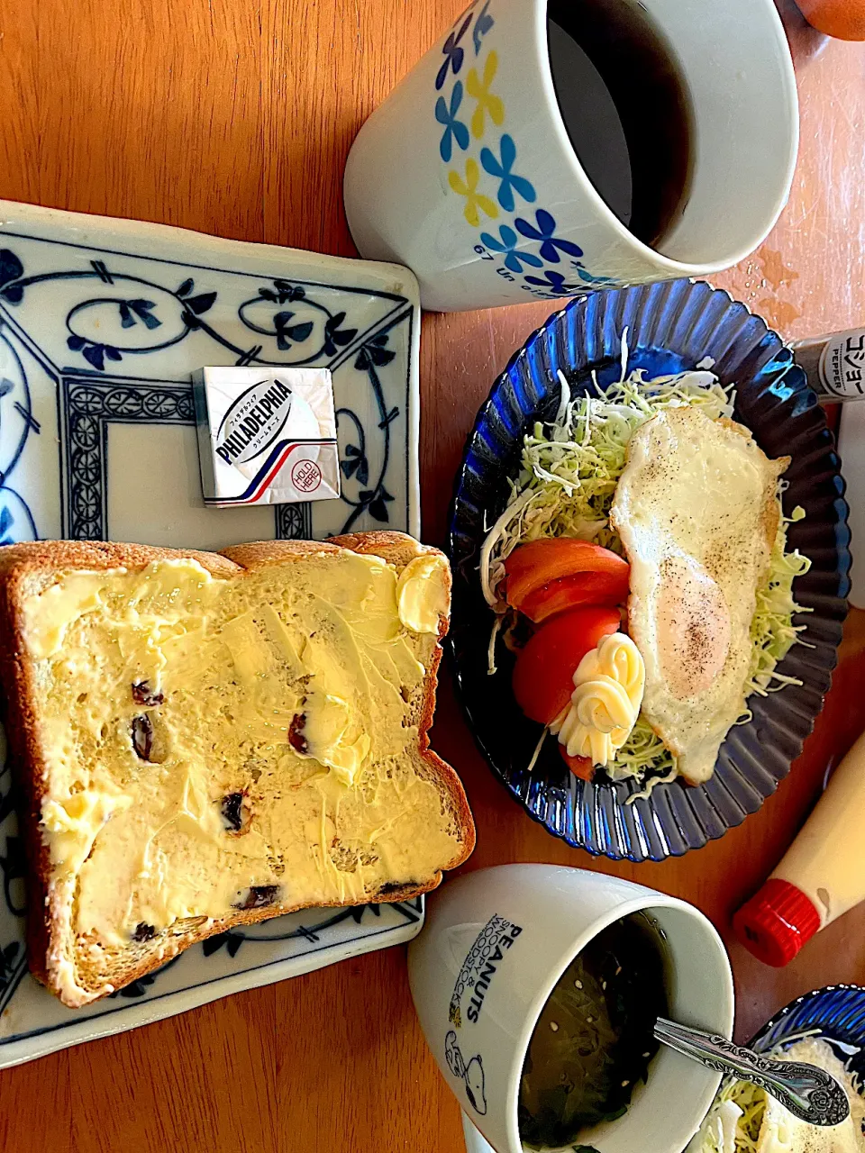 朝パンで！　ハチミツがカッチカチだったんで湯煎して途中から参加した #朝食 焼きレーズン食パン(バターマーガリンハチミツ)、kiri(フィラデルフィアだけど)チーズ、はるさめワカメスープ、目玉焼き(ターンオーバーじゃないやつ)、キャベツトマトサラダ(キューピーじゃないマヨ)、薄しぃコーヒー|ms903さん