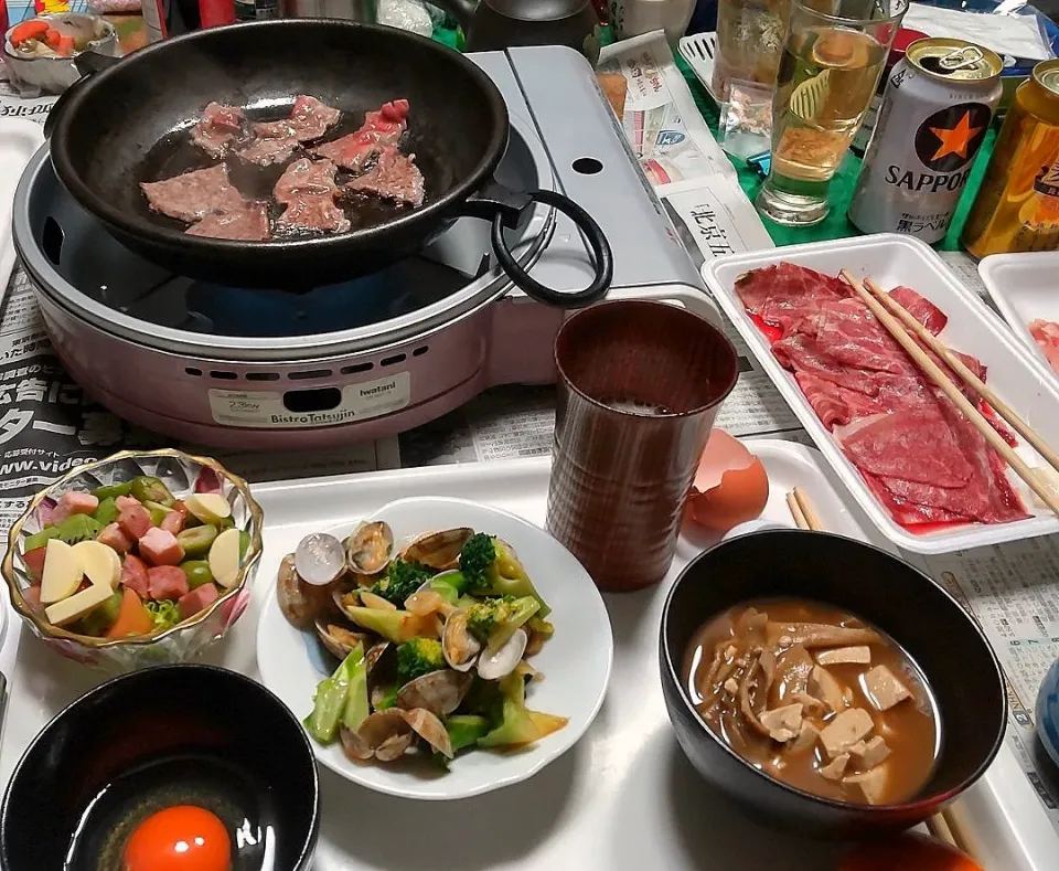 Snapdishの料理写真:1/31(月)夕食。
すき焼き。
アサリとブロッコリのにんにく炒め。
サラダ。|へいちゃんさん