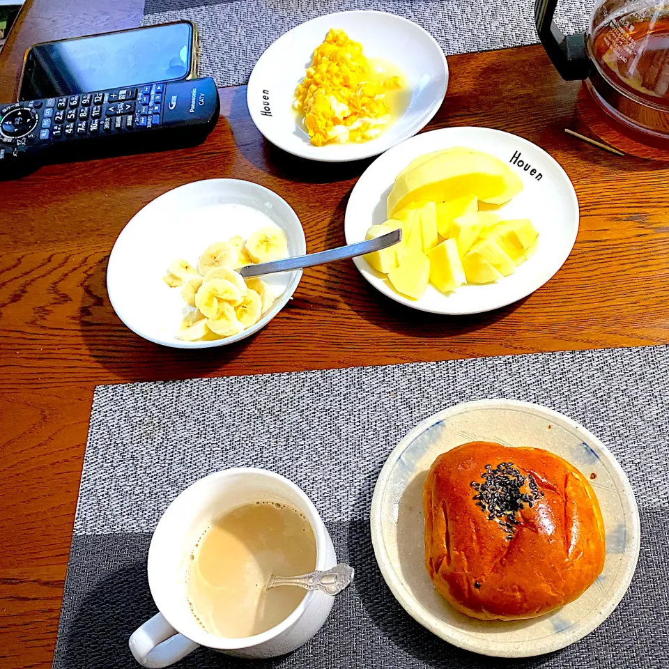 Snapdishの料理写真:2月 11日　朝ごはん　あんぱん、カフェオレ、林檎|yakinasuさん