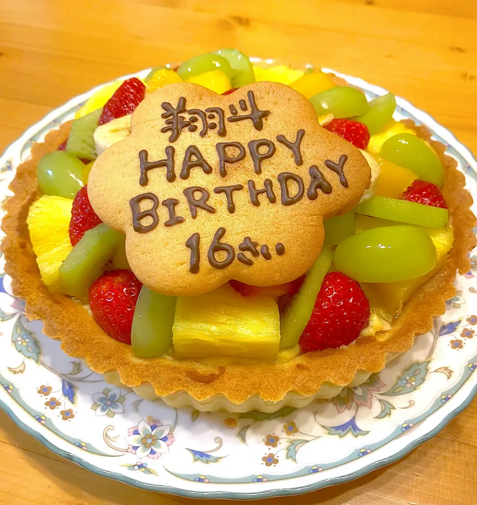 Snapdishの料理写真:息子の誕生日のケーキ、妻の手作りタルト|Kouji  Kobayashiさん