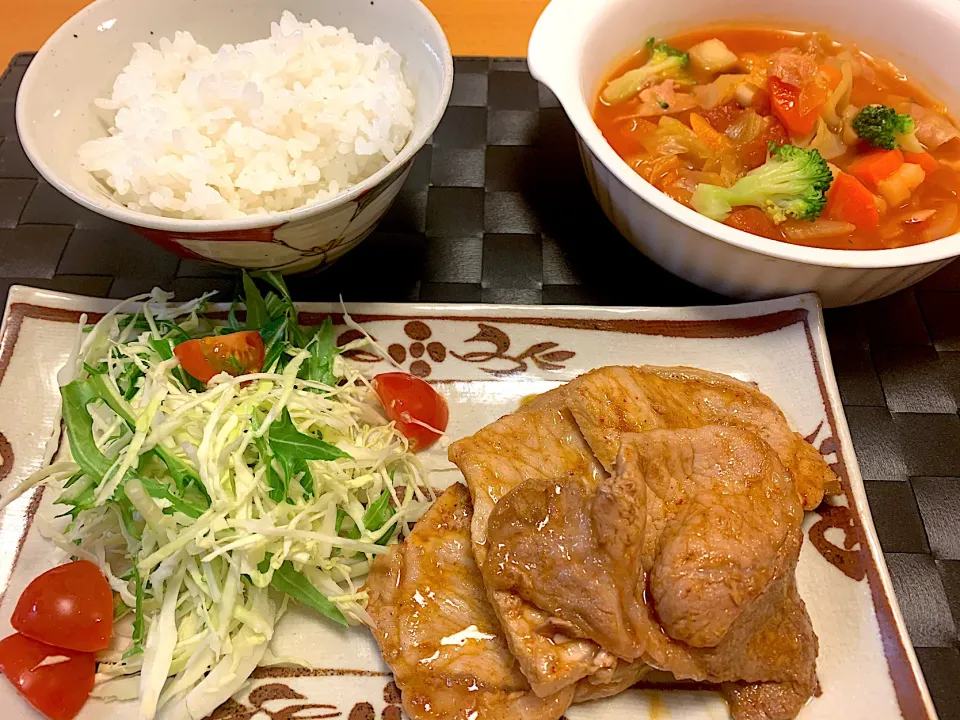 ケイジャンソースポーク🐖キャベツ🥗🍅ミネストローネ🍅🍚|あやこさん