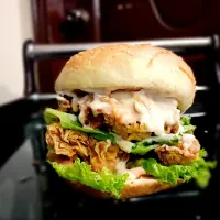 mega zinger burger|Sania Faisalさん