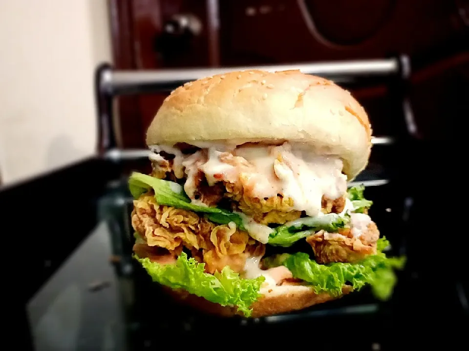 mega zinger burger|Sania Faisalさん