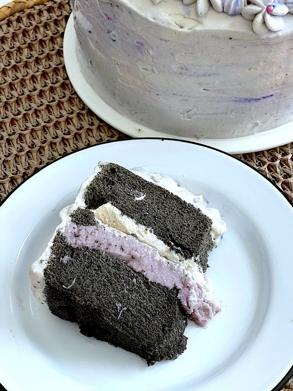 Black sesame chiffon cake with taro and fresh cream|12Dragonさん