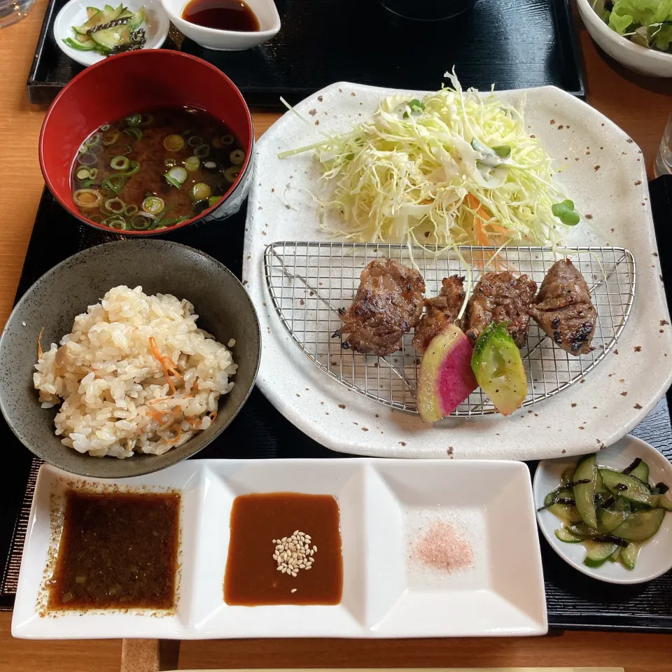 中落ちカルビ定食　肉半分、食べたら焼いてくれるシステム🥩|ちゃみこさん