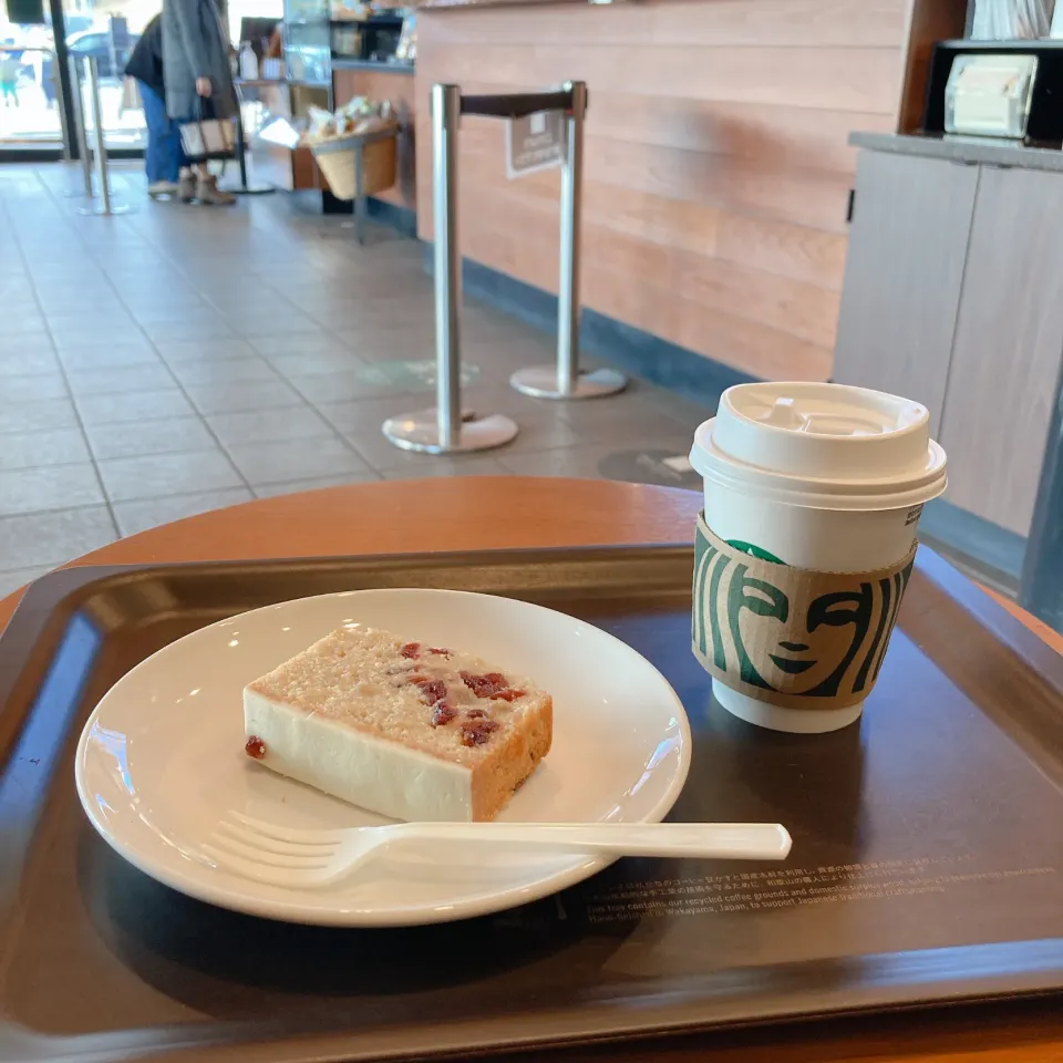 Snapdishの料理写真:アップル&ベリーパウンドケーキ🍎🫐☕️|ちゃみこさん