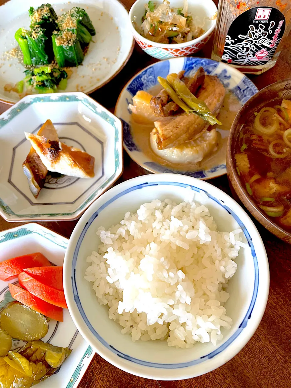 ひさびさの和な朝ごはん　鮪のあら大根/鯖塩焼/法蓮草胡麻和え/野沢菜鰹節ふりかけ/浜長のいかぶっかけ/きのこと薄揚げ自家製味噌の味噌汁/古漬け|カピバラおやじさん