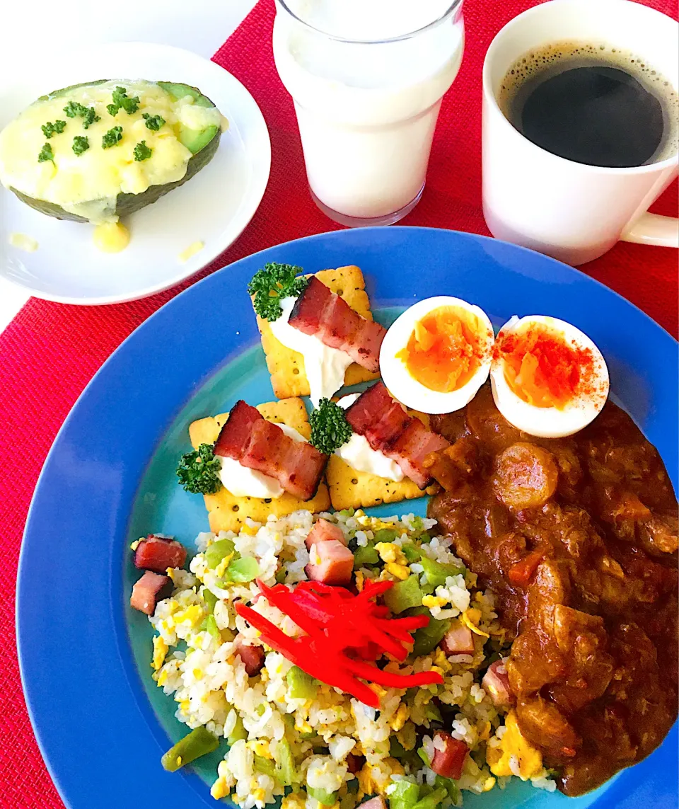 ベーコンブロッコリー炒飯&スパイスチキンカレー🍛&アボカド🥑ギリシャヨーグルトチーズ🧀|HAMI69さん